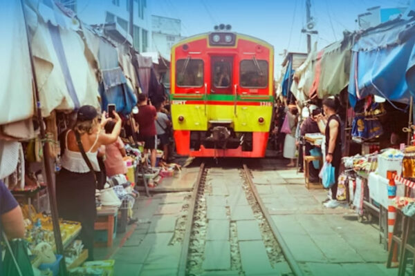 Damnoen Saduak Floating Market  and Meklong Railway Market Join Tour