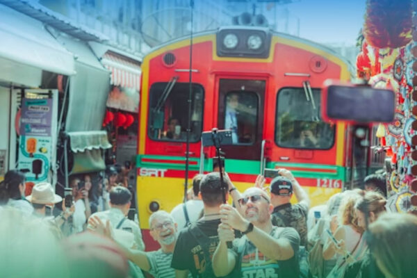 Damnoen Saduak Floating Market  and Meklong Railway Market Join Tour