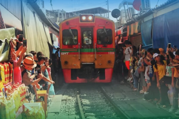 Damnoen Saduak Floating Market  and Meklong Railway Market Join Tour